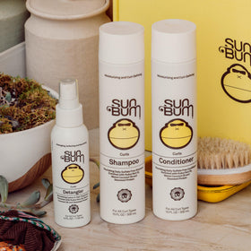 Sun Bum detangler texture with Kukui and Monoi oils illustrating moisturizing ingredients and shine