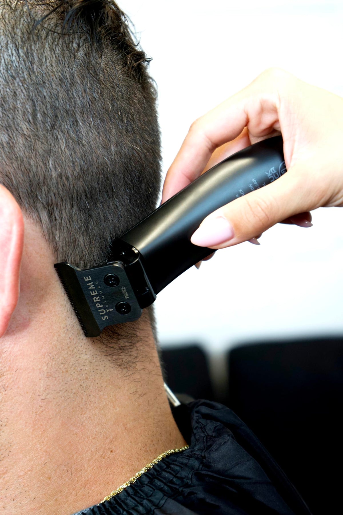 Supreme Trimmer accessories and premium cape demonstrating complete kit convenience