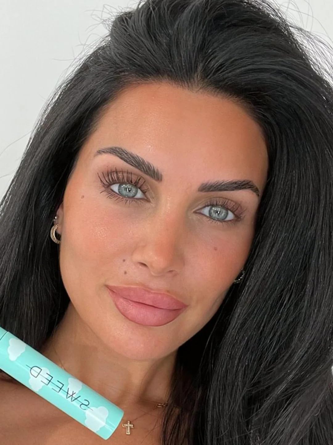 SWEED Cloud Mascara swiped on lashes demonstrating fanned length and clump-free definition benefit