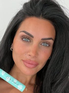 SWEED Cloud Mascara swiped on lashes demonstrating fanned length and clump-free definition benefit