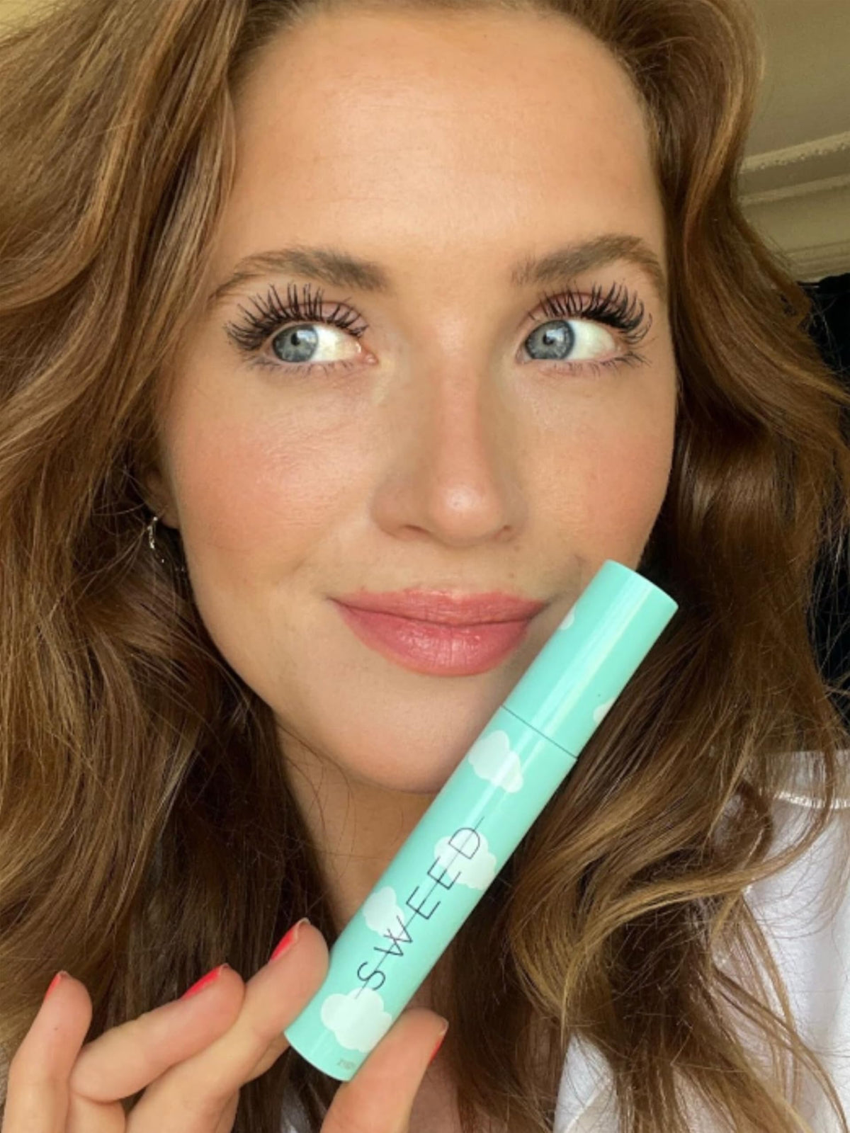 SWEED Cloud Mascara texture close-up showing smooth, buildable formula for glossy volume