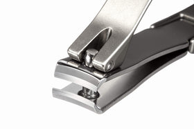 匠の技 held in hand to show size and comfortable grip for accurate trimming