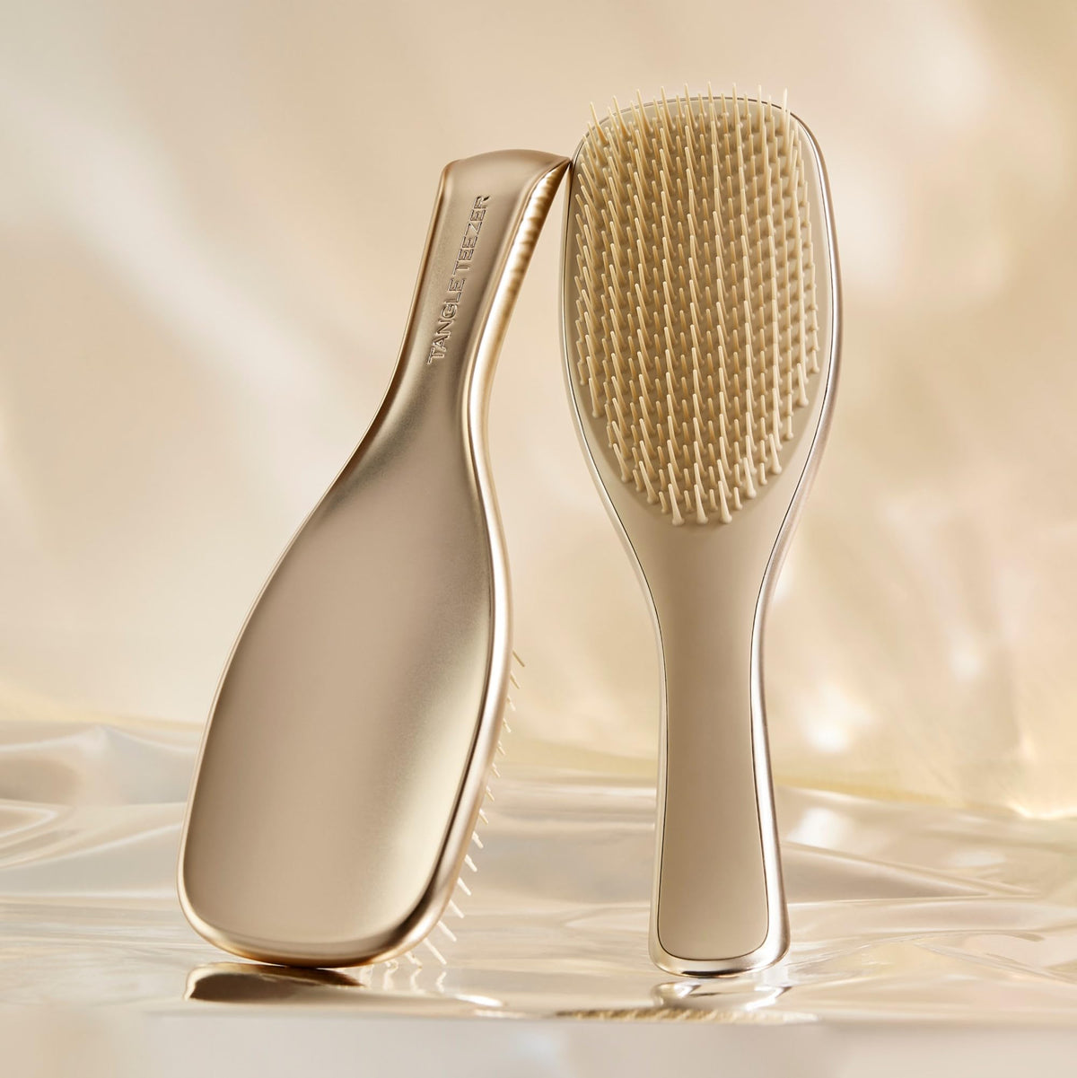 TANGLE TEEZER close-up of two-tiered teeth demonstrating gentle knot removal benefit