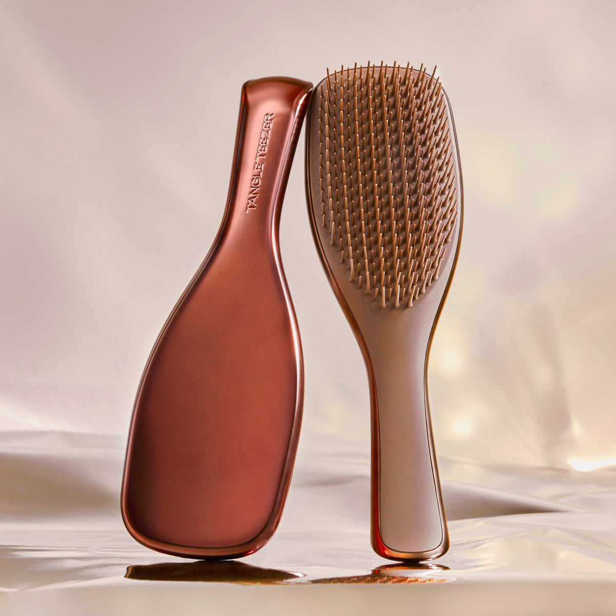TANGLE TEEZER side profile highlighting ergonomic grip for controlled detangling