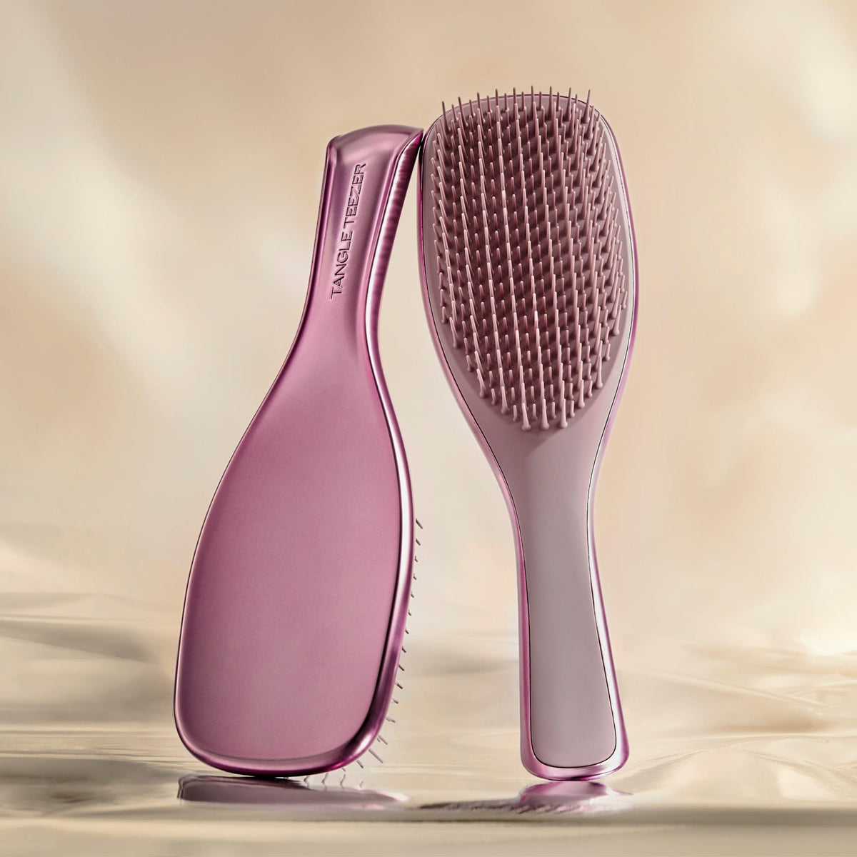 TANGLE TEEZER close-up of two-tiered teeth showing detangling action benefit: gentle knot removal