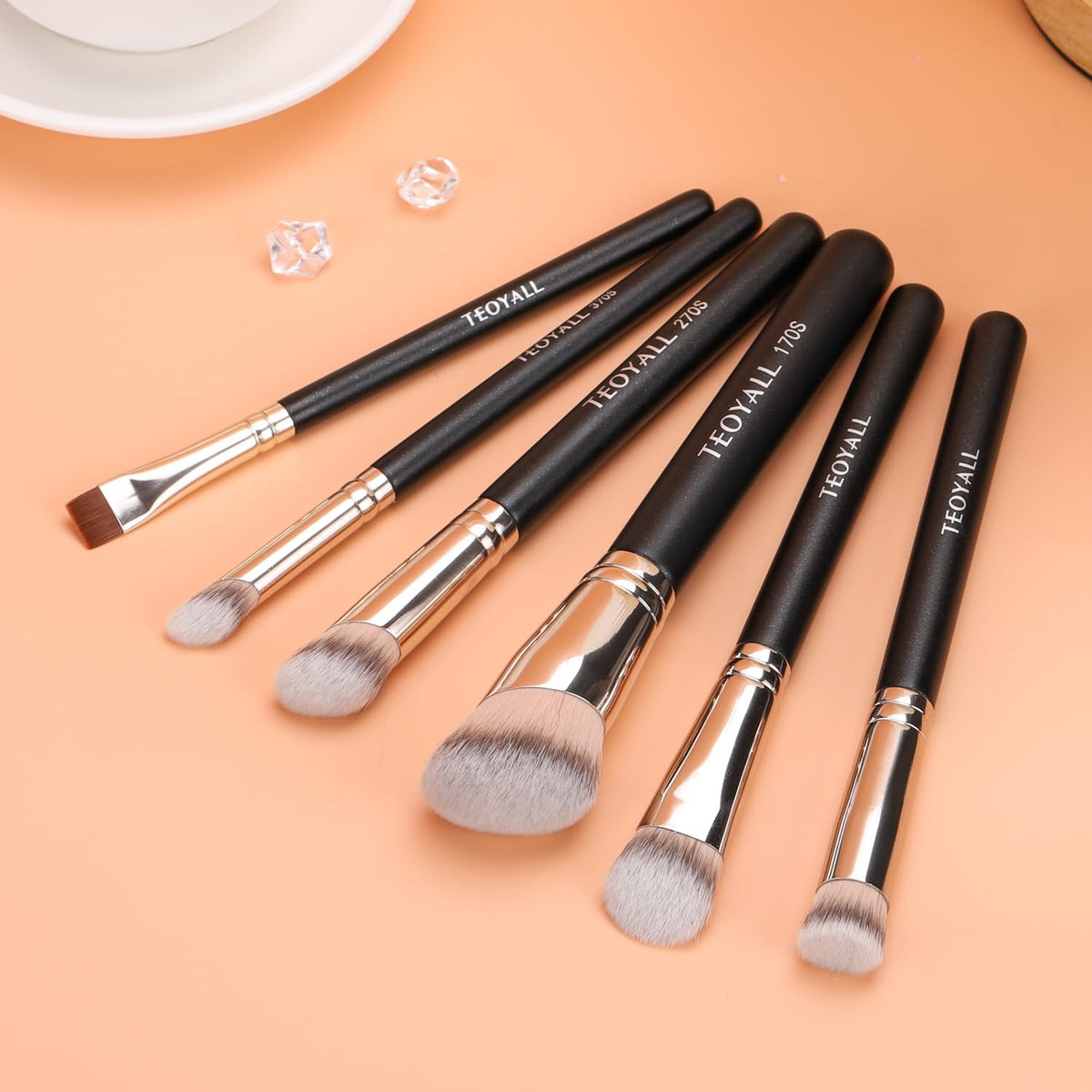 TEOYALL brush pressing powder to set concealer and reduce creasing