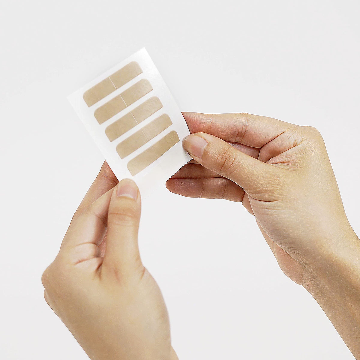 Smart Tabs beside a ruler showing 4 cm x 0.9 cm size for accurate fit confirmation
