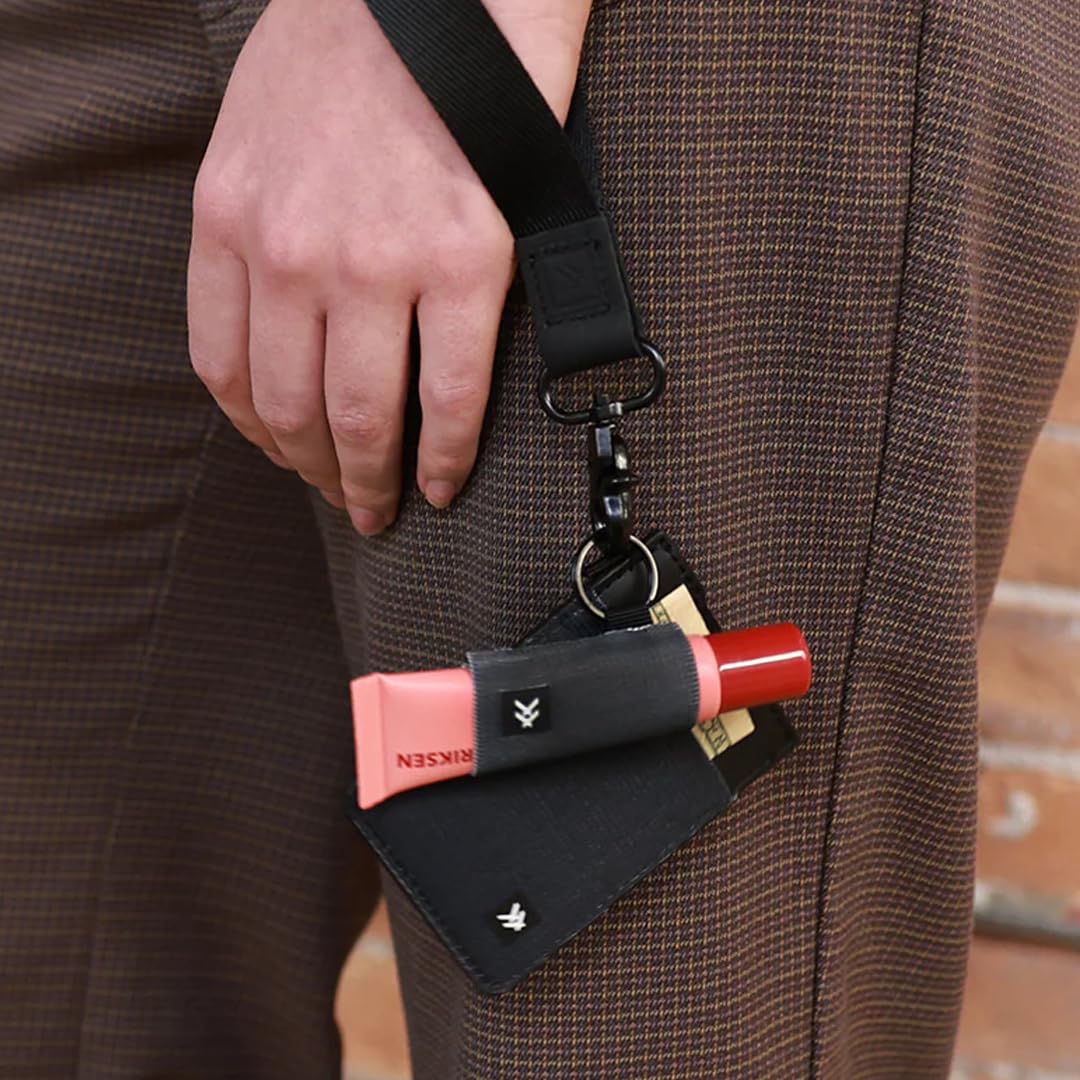 Thread Wallets metal ring and stitching detail highlighting durable construction and reliability