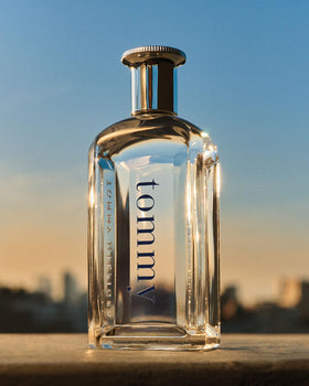 Tommy Hilfiger spray nozzle close-up highlighting even mist delivery benefit