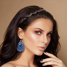 TOSEFES side profile highlighting U-shaped design that lifts roots for volume