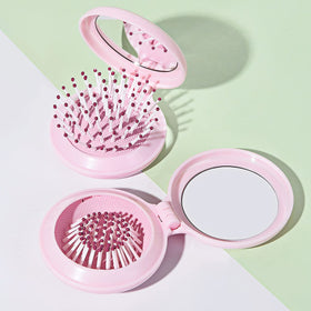 Trikeel bristle detail showing flexible rubber bristles, gentle on hair