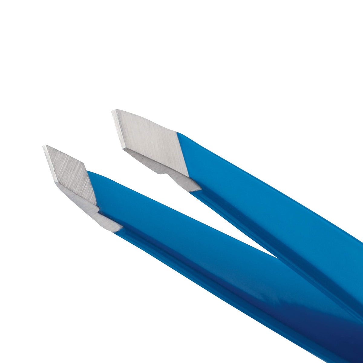 Tweezerman Bahama Blue tweezing eyebrow demonstrating clean shaping benefit