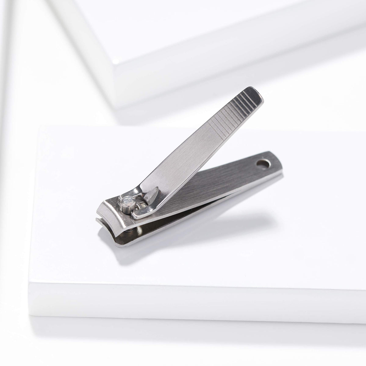 Tweezerman close-up of curved stainless steel blade for accurate, smooth cuts benefit
