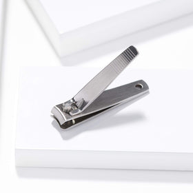 Tweezerman close-up of curved stainless steel blade for accurate, smooth cuts benefit