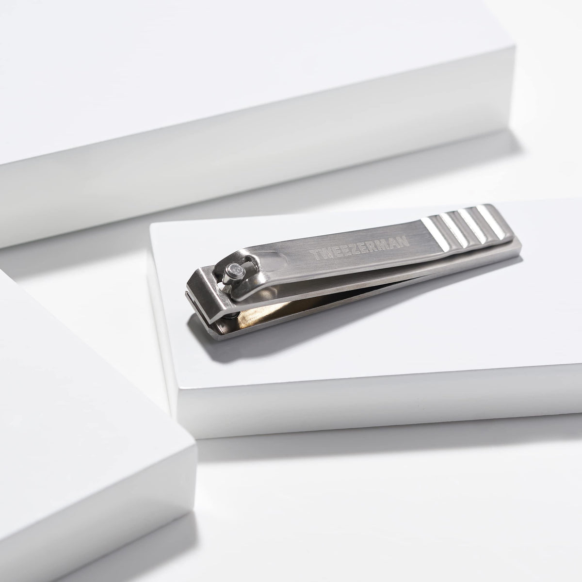 Tweezerman close-up of straight cutting edges highlighting clean-cut precision on nails