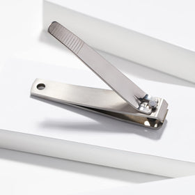 Tweezerman close-up of sharp cutting edge for precise even cuts
