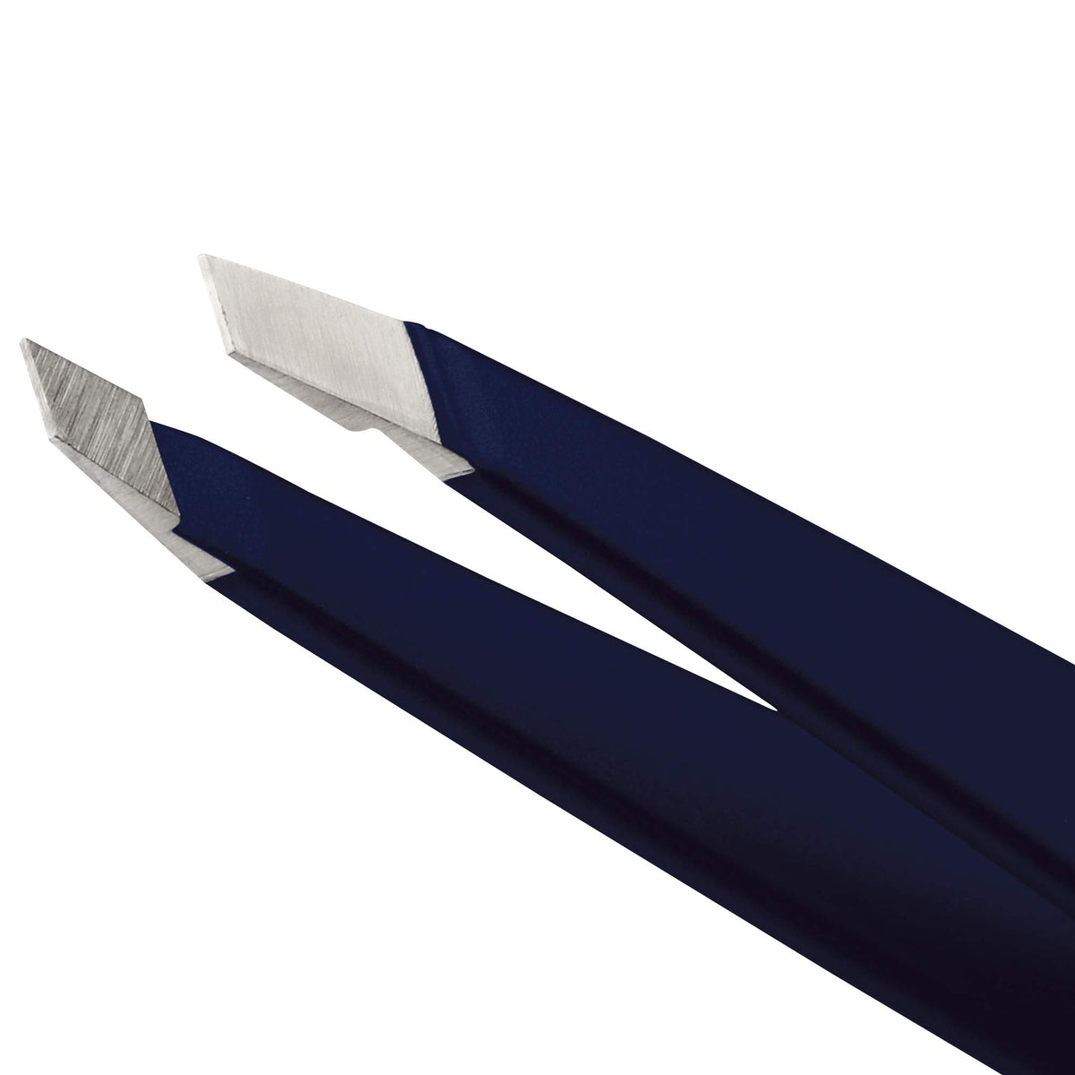 Tweezerman close-up of 25-degree angled tip for accurate brow shaping