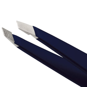 Tweezerman close-up of 25-degree angled tip for accurate brow shaping