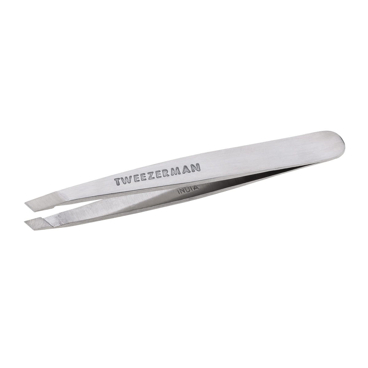 Tweezerman detailed shot of tip alignment demonstrating even closure and durable finish for accurate pulls