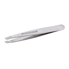 Tweezerman detailed shot of tip alignment demonstrating even closure and durable finish for accurate pulls