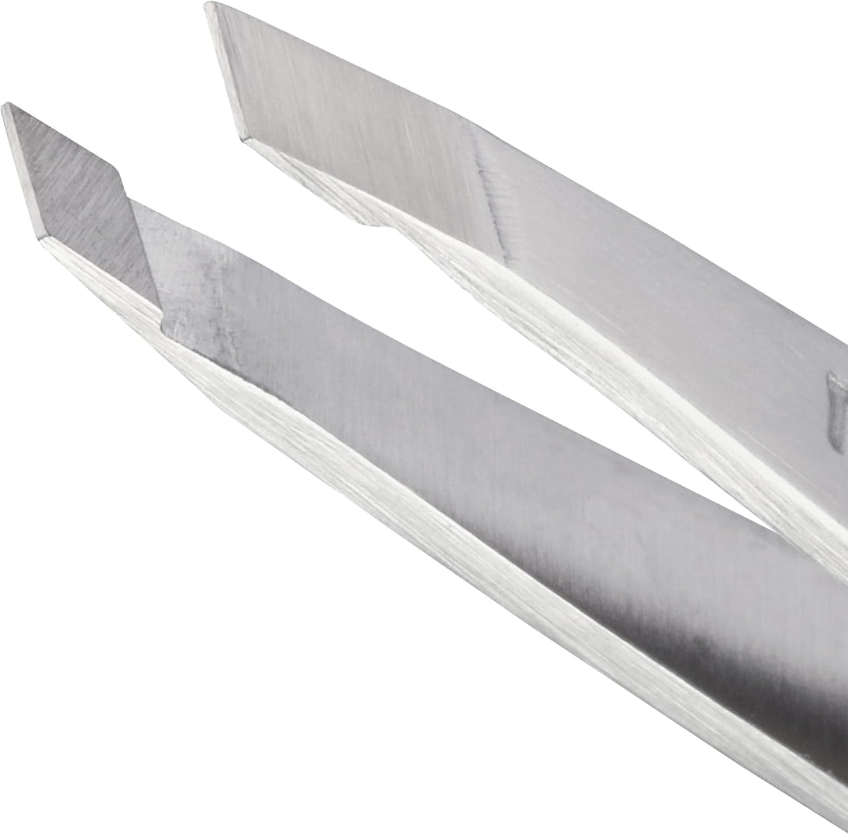 Tweezerman close-up of slanted tips highlighting hand-filed edge and precise alignment for a clean grip