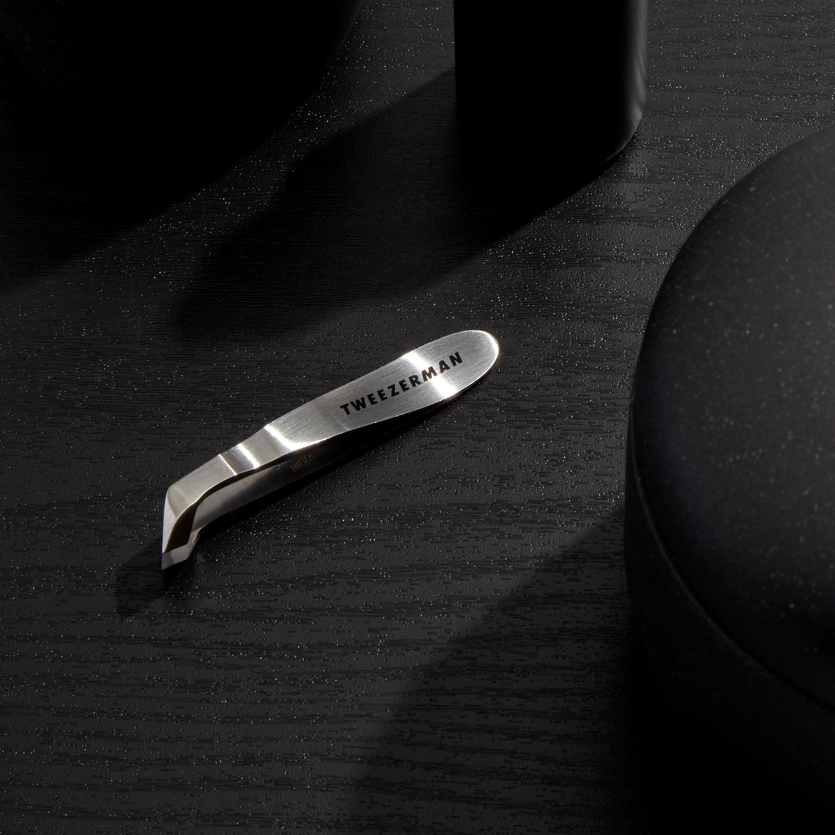 Tweezerman open spring action illustrating smooth control and reduced tugging
