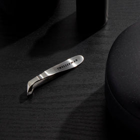 Tweezerman open spring action illustrating smooth control and reduced tugging