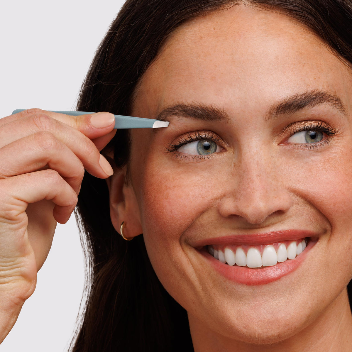 Tweezerman close-up of hand-filed slant tips delivering accurate hair grip benefit