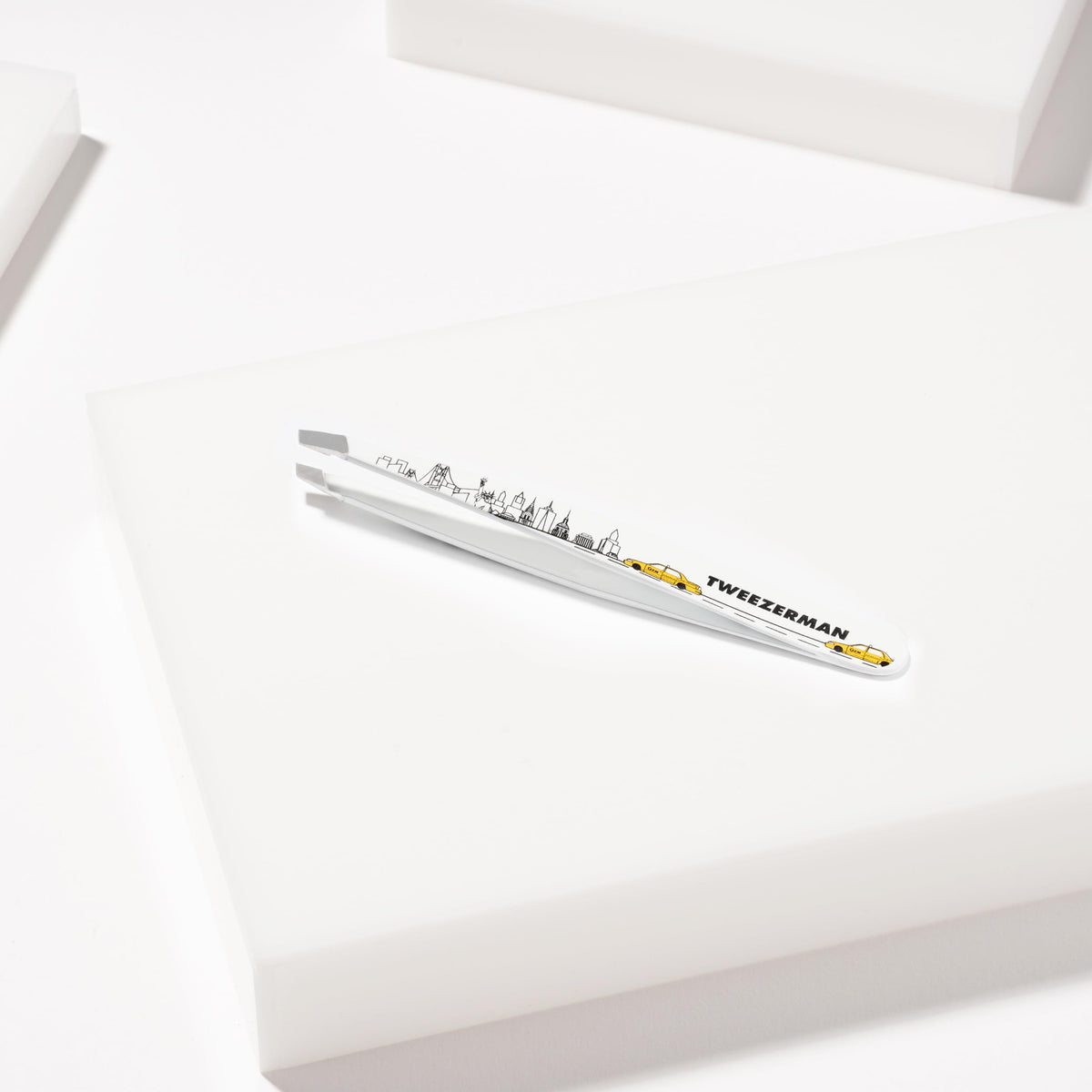 Tweezerman open view showing perfectly aligned tips for secure grip