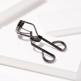 Tweezerman ProMaster silicone pad close-up highlighting clean contact for even curls