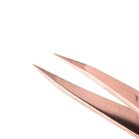 Tweezerman rose gold slant tweezer close-up showing aligned slanted tips for accurate brow shaping
