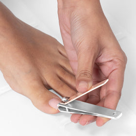 Tweezerman open blades view showing sharp stainless steel edges for cleaner cuts