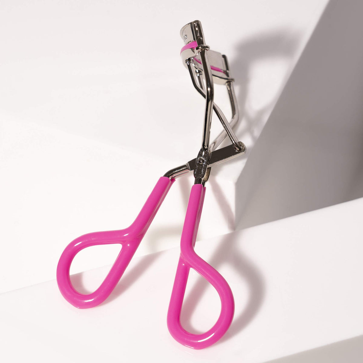 Tweezerman close-up of rounded silicone pad highlighting hypoallergenic cushion and even curl