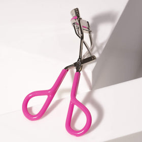 Tweezerman close-up of rounded silicone pad highlighting hypoallergenic cushion and even curl