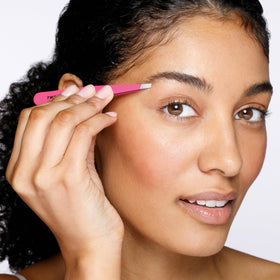 Tweezerman close-up of slant tips highlighting precise alignment and clean grip