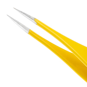 Tweezerman splintertweeze sharp tapered tips close-up for precise splinter removal