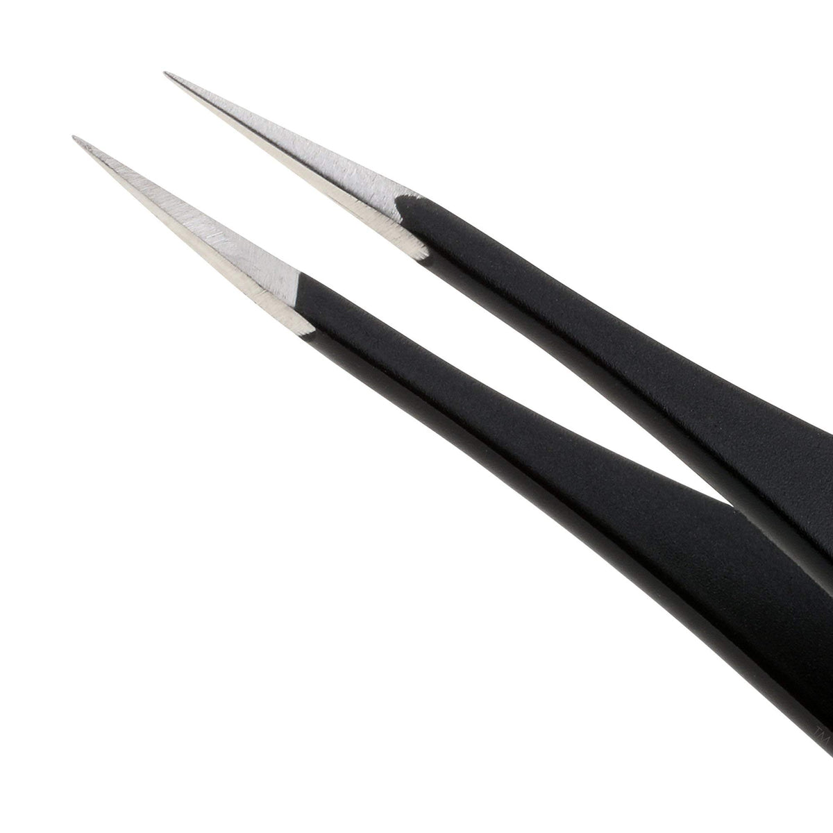 Tweezerman tip close-up with hand-filed sharp points for accurate hair and splinter grip