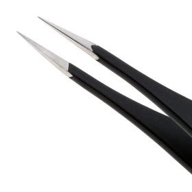 Tweezerman tip close-up with hand-filed sharp points for accurate hair and splinter grip