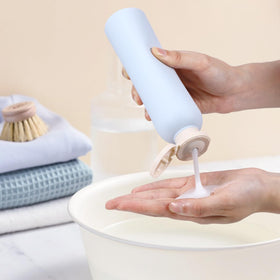 UMETASS dispensing shampoo from the bottle into hand for precise portion control benefit