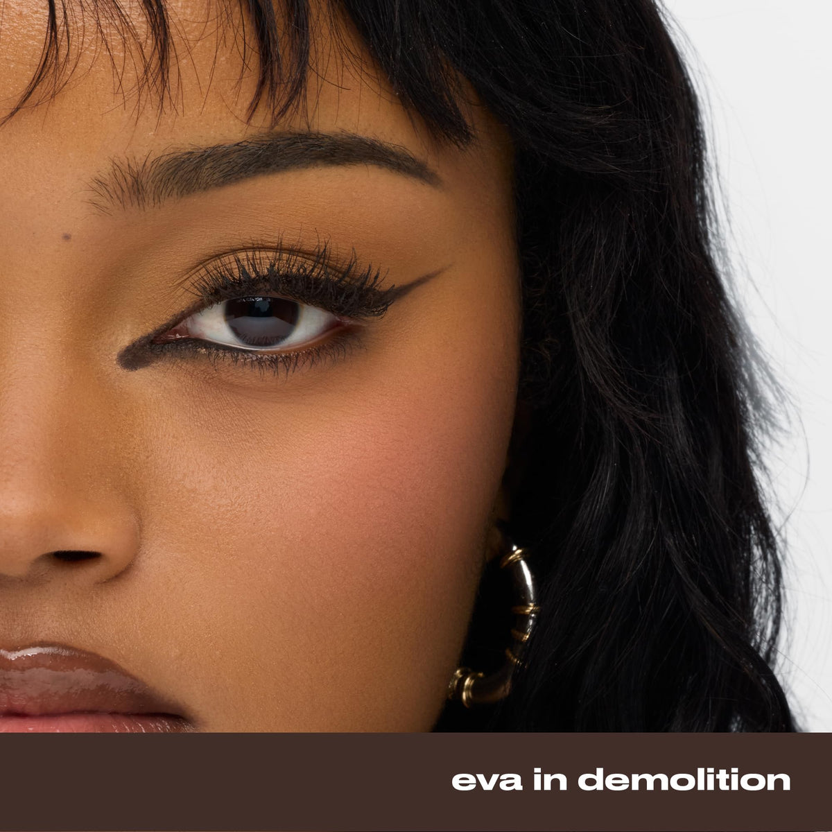 URBAN DECAY Demolition applied on eyelid showing smudgeable finish for smoky looks