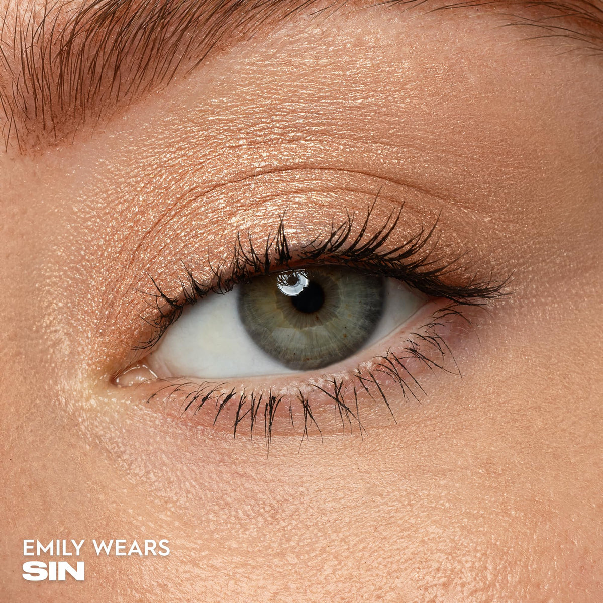 URBAN DECAY Sin application with fingertip delivering intense, concentrated color