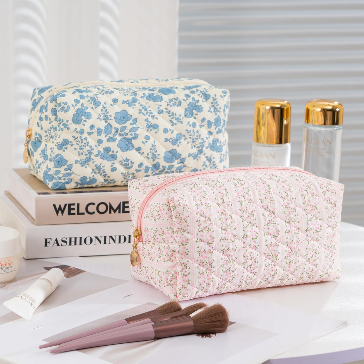 UUYUUY lifestyle image in a handbag during travel showing convenience and easy access