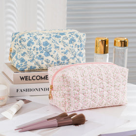 UUYUUY lifestyle image in a handbag during travel showing convenience and easy access