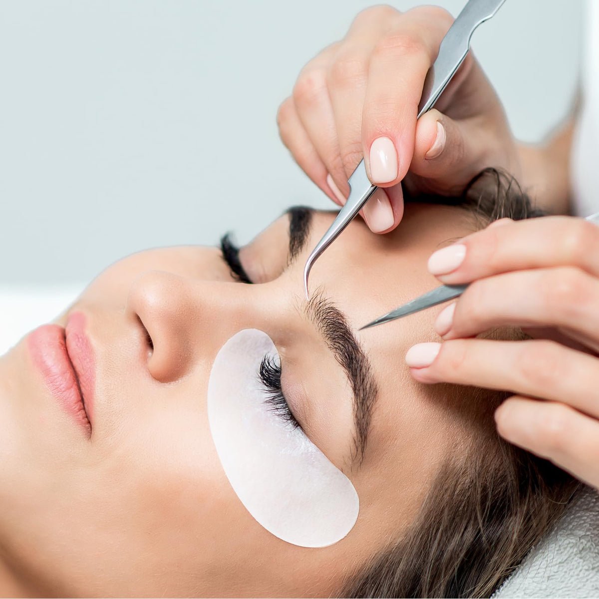 Vaincre under-eye on model demonstrating comfortable fit and coverage