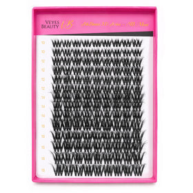 VEYESBEAUTY model wearing lashes showing lightweight, feathery finish
