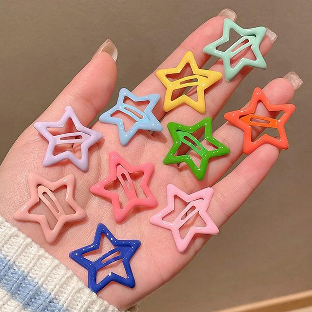 VIBILIA star clips bunch held in hand showing lightweight portable convenience