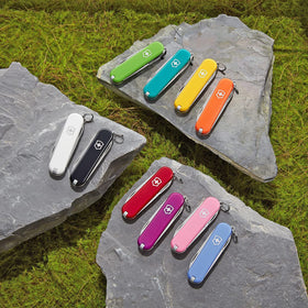 Victorinox close-up of tweezer tips highlighting precise alignment and grip