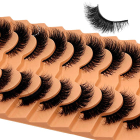 VOCOAK lashes in use on eye displaying subtle fox-eye effect