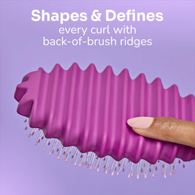 Wet Brush detailed shot of precision ridges that finger-rake to define curl clumps