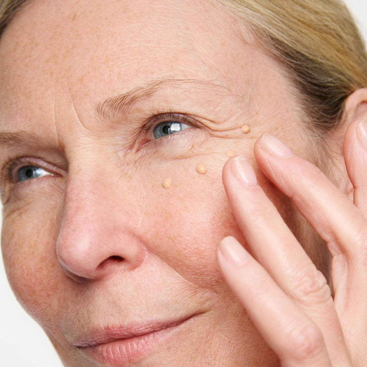 WUNDER2 serum texture close-up displaying smooth, lightweight formula benefit